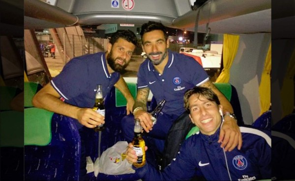 Jugadores del PSG celebran con cerveza triunfo ante Bastia