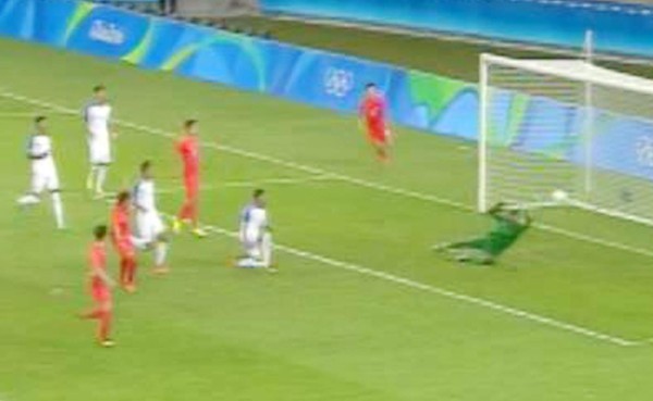 Luis López al momento de hacer una atajada espectacular.