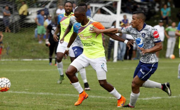 Un goleador y dos entrenadores se suman legión hondureña en Centroamérica