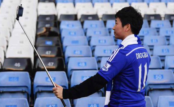 El Tottenham prohíbe el palo extensible para selfis en su estadio