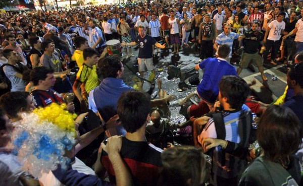 Argentinos y brasileños se fueron a los golpes en Copacabana