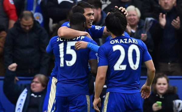 Leicester goleó Swansea y roza el título de la Premier League