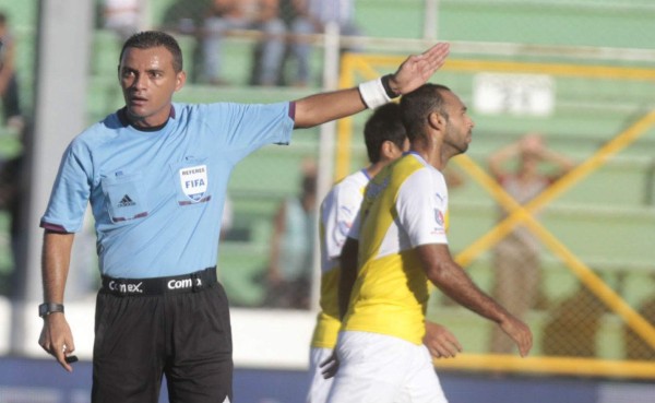Melvin Matamoros es el árbitro que saca más rojas