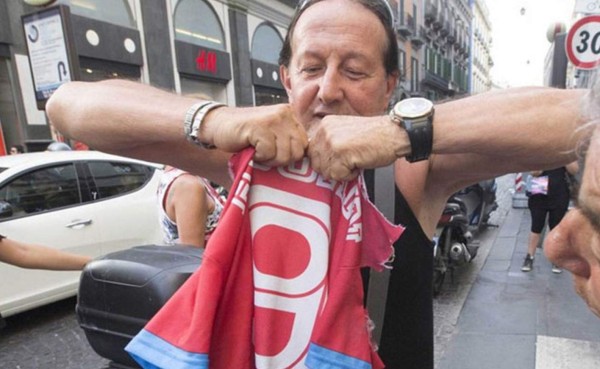 Aficionados del Napoli reaccionan molestos por el fichaje de Higuaín por la Juventus