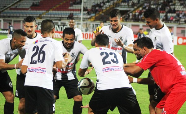 VIDEO: Jugador anotó y festejó levitando el balón