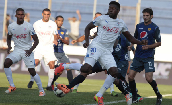 Olimpia derrota al Motagua con gol polémico