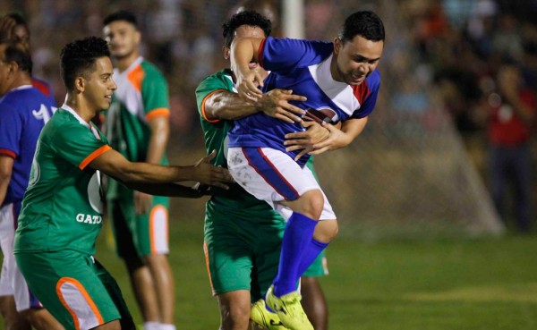VIDEO: Comendiante 'Moncho' hace gol y celebra a lo Cristiano