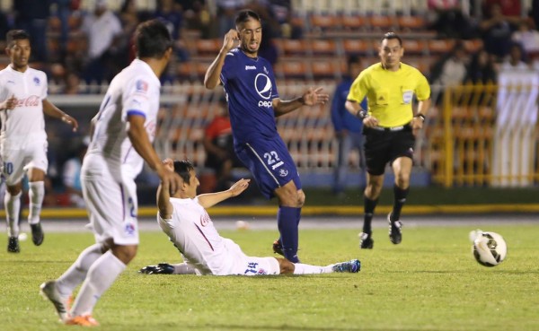 Curioso: El árbitro detiene el Motagua-Olimpia por culpa de balones desinflados