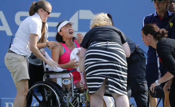 VIDEO: La tenista china Peng Shuai se retiró llorando por fuertes dolores