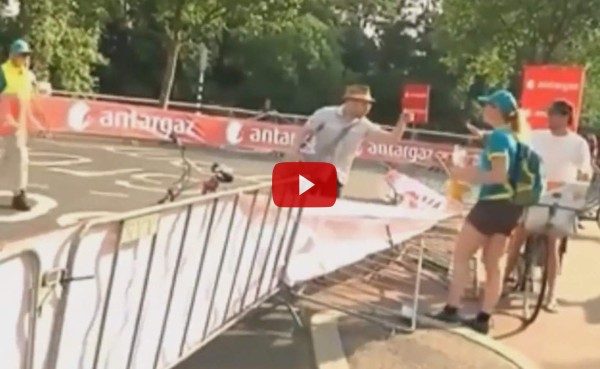 VIDEO: Cartero estalla al ver que Tour de Francia le impide el paso