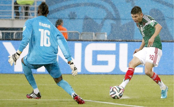 MUNDIAL: México le gana al árbitro y a Camerún