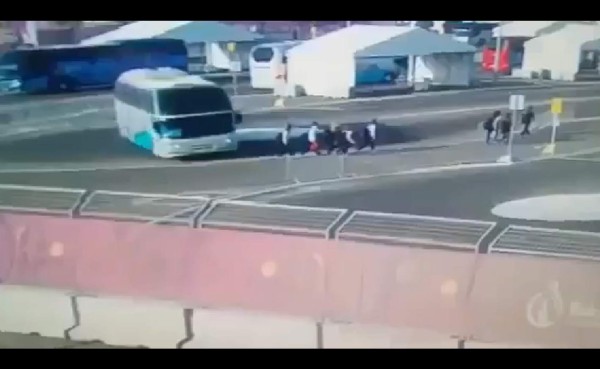 VIDEO: Impactante momento cuando bus atropella a tres nadadoras en Azerbaiyán