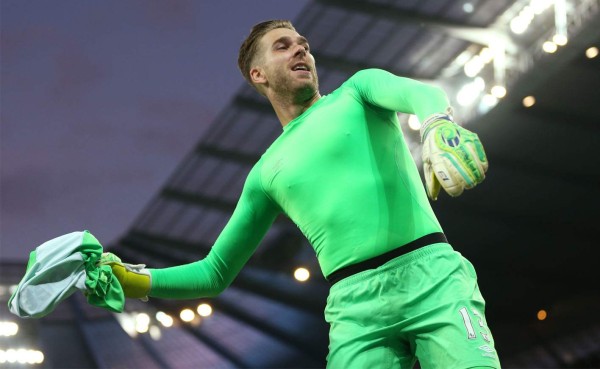 Portero del West Ham inglés promete cerveza a todos sus compañeros