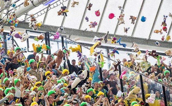 VIDEO: Aficionados del ADO Den Haag de Holanda lanzan peluches por una gran causa