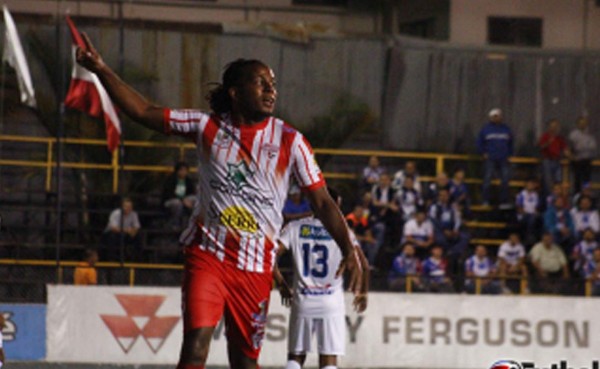 Víctor 'Mambo' Núñez marcó un triplete en Costa Rica