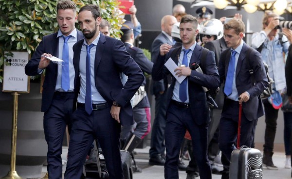 Atlético de Madrid ya está en Milán, aclamado por la afición y sin dejar de creer