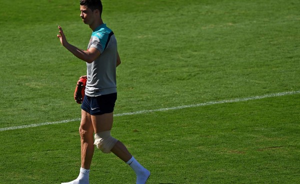 Ronaldo abandona el entrenamiento con hielo en la rodilla