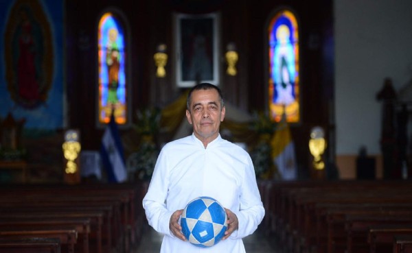 La historia del sacerdote que logró ser presidente de club tradicional en El Salvador