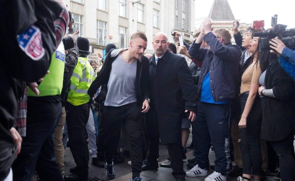 ¡Impresionante recibimiento de sus aficionados a los hérores del Leicester City!