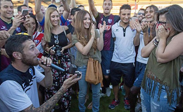 Pide matrimonio a su pareja en celebración del ascenso