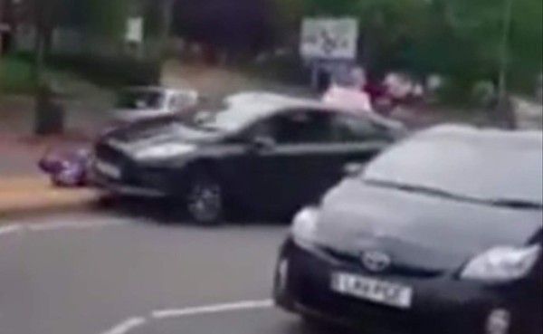 VIDEO: Futbolista inglés registra un brutal accidente a un hombre