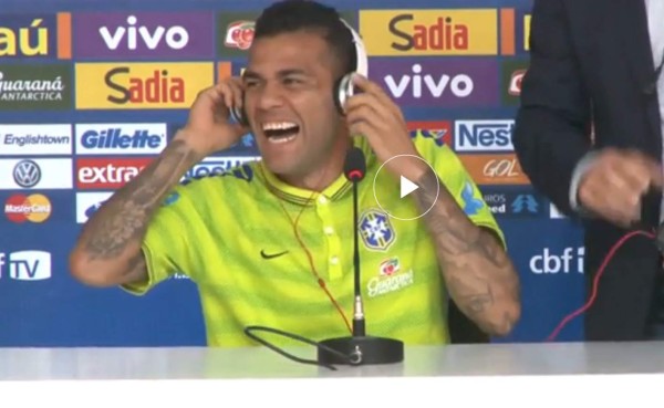 VIDEO: Dani Alves perdido con preguntas de periodistas