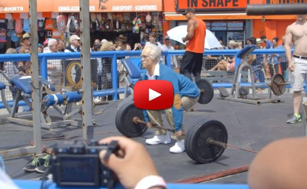 VIDEO: Anciano deja con la boca abierta a musculosos que se rieron de él