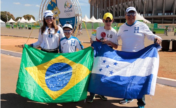 FOTOS: Hondureños se hacen sentir en el estadio Mané Garrincha