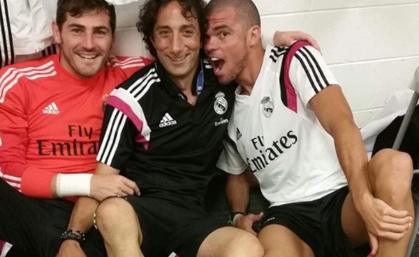 Pepe imita mordisco de Luis Suárez