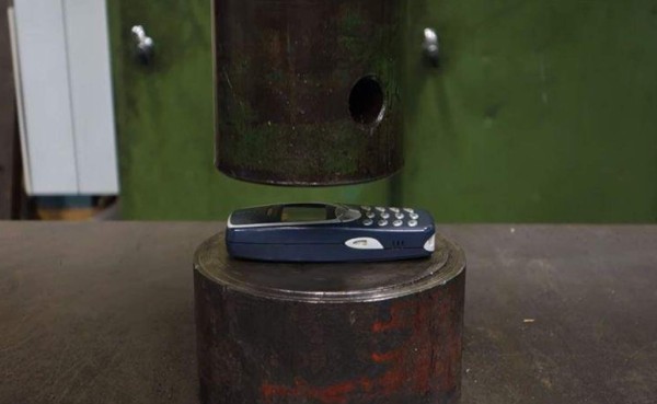 VIDEO: Ponen a prueba el famoso e indestructible NOKIA 3310