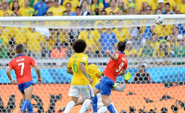 Pinilla se tatuó el disparo suyo al travesaño ante Brasil