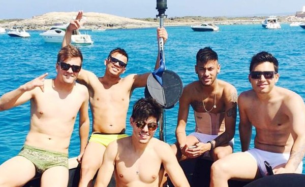 Neymar pasa sus vacaciones con una faja por su rehabilitación