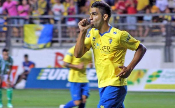 Jona Mejía anota con el Cádiz en final de ascenso en España