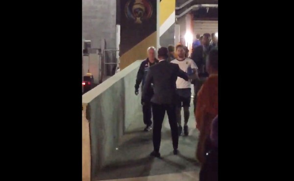 Video: El abrazo de consuelo y conmovedor del turco Mohamed a Messi