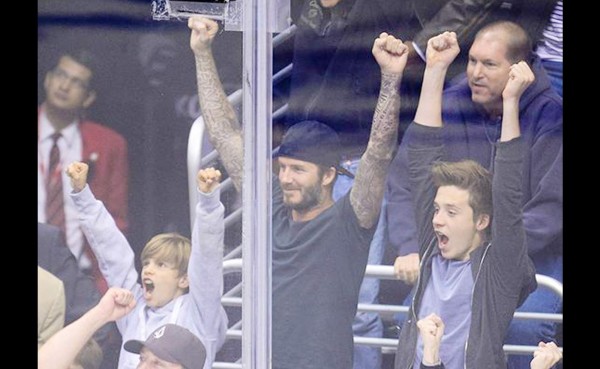 David Beckham disfruta del hockey sobre hielo con sus hijos