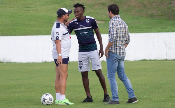 El ameno recibimiento de Antonio Mohamed al hondureño Alberth Elis