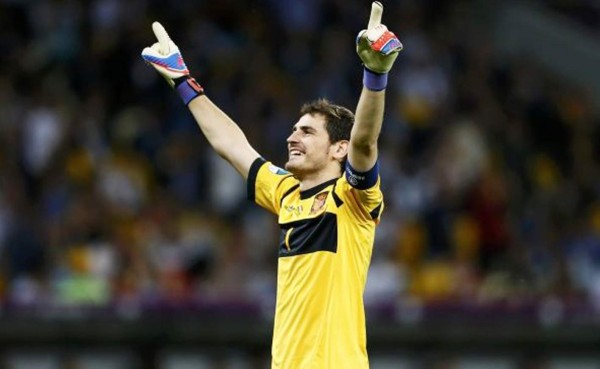 VIDEO: Casillas le 'Roba' celular a fotógrafo en rueda de prensa