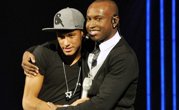 VIDEO: Neymar se divierte cantando antes de la Navidad