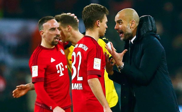 Pep Guardiola regañó a juvenil del Bayern Múnich al finalizar el juego ante el Dortmund