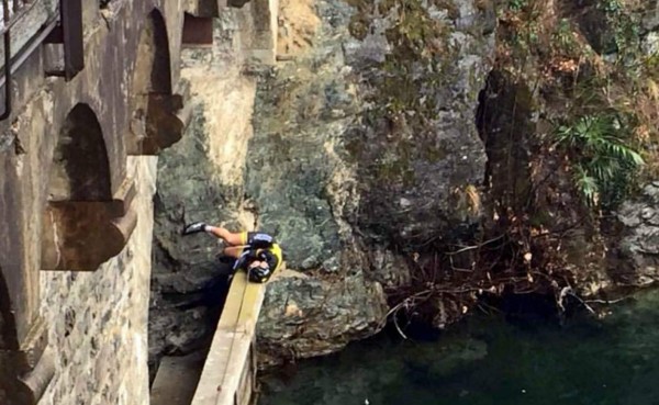 Ciclista alemán salvó su vida al caer desde un puente