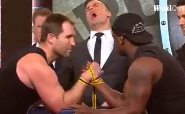 VIDEO: Ex jugador de rugby se rompe el brazo haciendo pulso en programa de TV