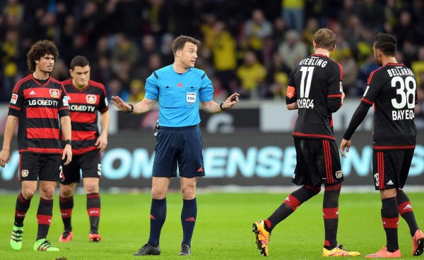 El árbitro del Leverkusen-Dortmund abandona el campo enojado con Schmidt