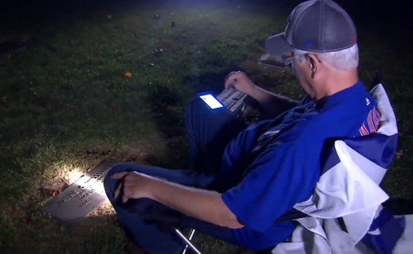 Viajó mil kilómetros para escuchar a los Cachorros coronarse junto a tumba de su padre