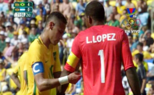 El bonito detalle de Neymar con el capitán Luis 'Buba' López