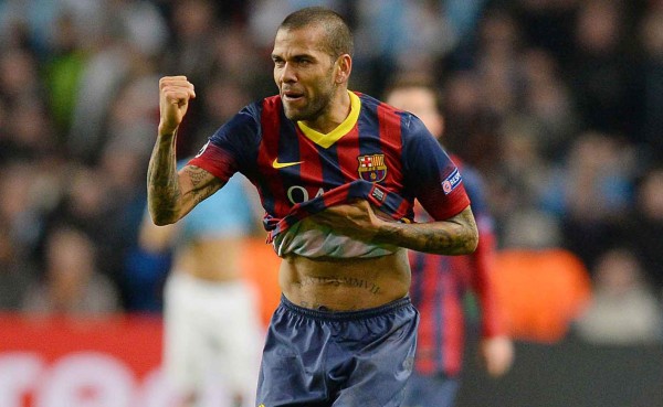 VIDEO: A Dani Alves le tiraron un banano y se lo comió