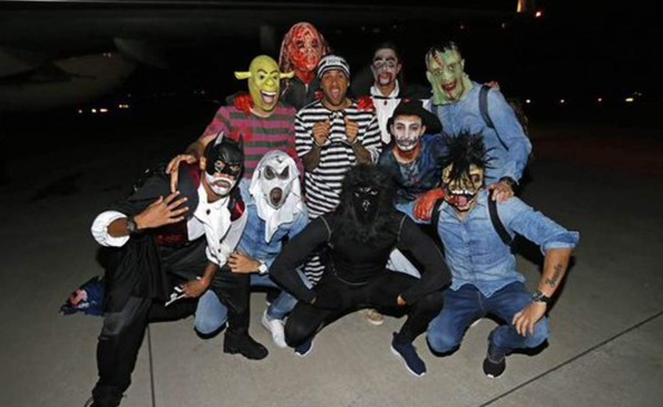 Jugadores del Barcelona se disculpan por irrumpir disfrazados