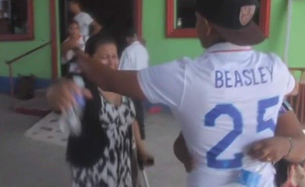 VIDEO: Así fue el encuentro entre Bryan Moya y su madre en La Ceiba