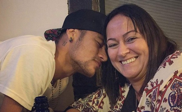 La madre de Neymar declara este miércoles por estafa en el fichaje de su hijo