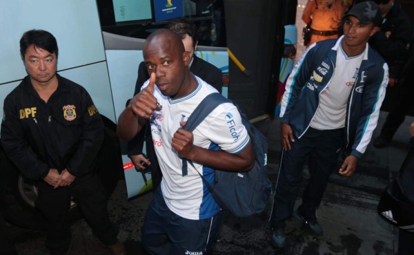 Helicópteros custodian a Honduras hasta su hotel en Curitba