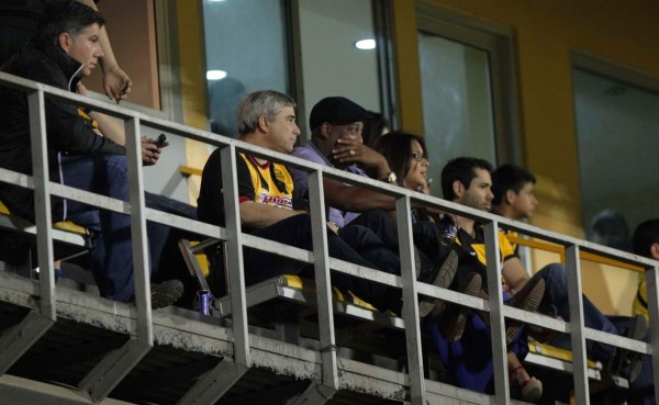 Jorge Luis Pinto y Hernán Medford, espectadores en el Morazán